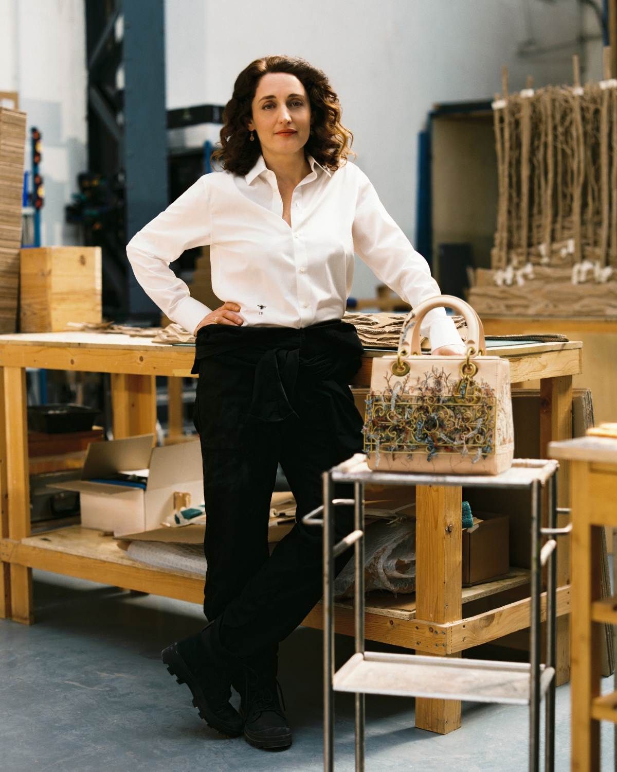Eva Jospin dans l'atelier de fabrication de sa nouvelle œuvre pour Dior