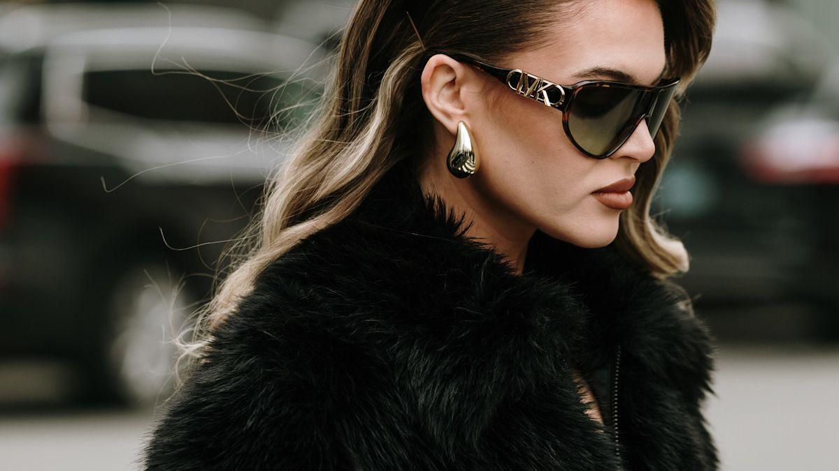 Los abrigos de efecto pelo que podrás comprar con descuento en Stradivarius por Black Friday