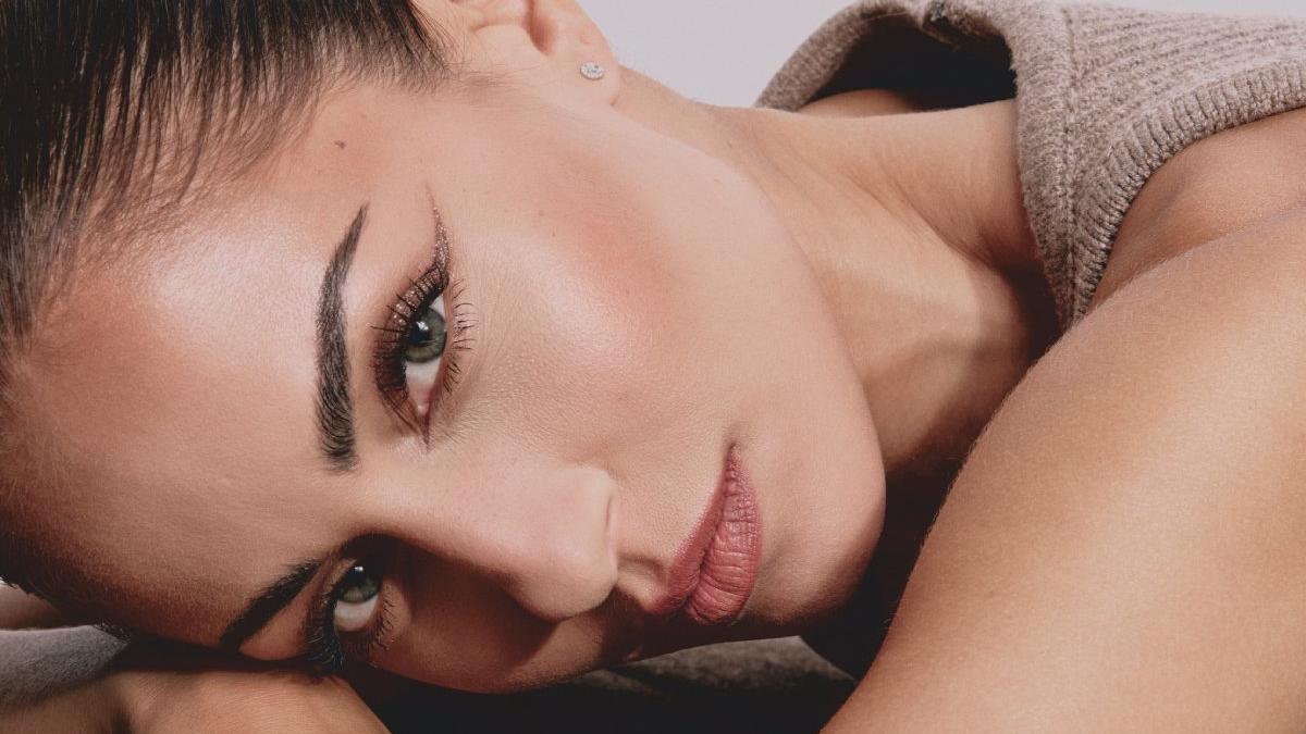 Hiba Abouk, couverture numérique de Woman : "Vous sortez des crises plus fort et avec plus d’envie de vivre"