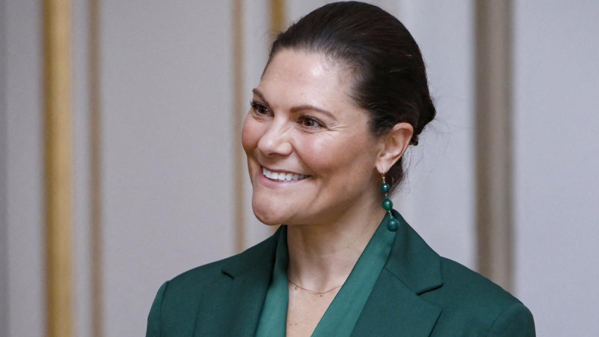 Victoria de Suecia nos conquista con su último look, con falda de H&amp;M.