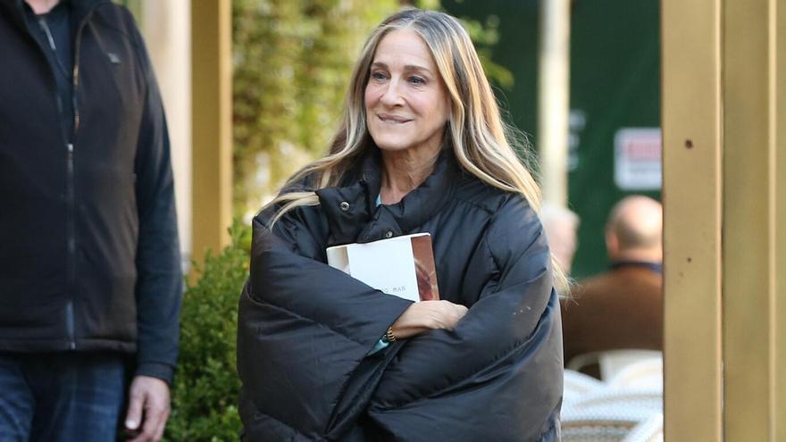 El abrigo plumífero de Zara que te salvará los días de frío polar es de color negro, resistente al agua, al viento y tiene aislamiento térmico