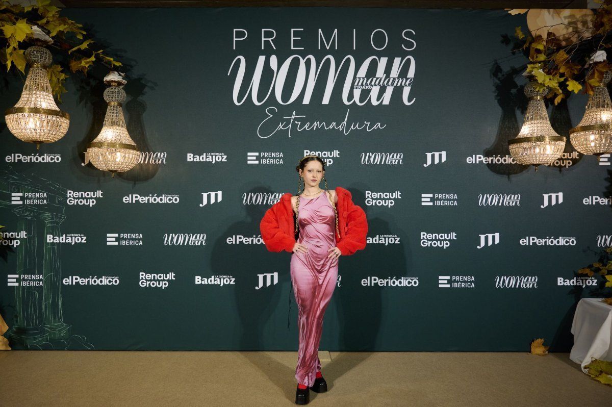 Magdalenita pose sur le tapis rouge des Woman Extremadura Awards