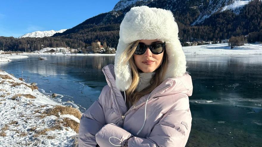 Ni negro ni marrón chocolate, Zara tiene el plumífero ski granate más bonito que te salvará los días de frío polar: parece de Alta Costura y es resistente al agua y al viento
