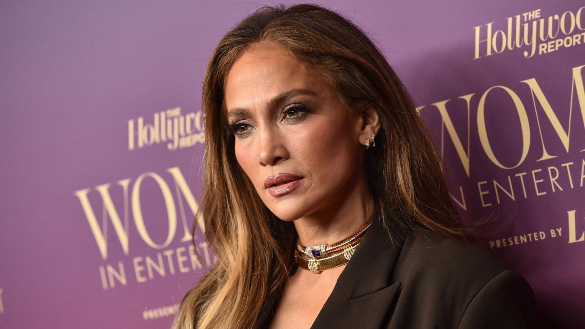 Jennifer Lopez y su look elegante para la gala