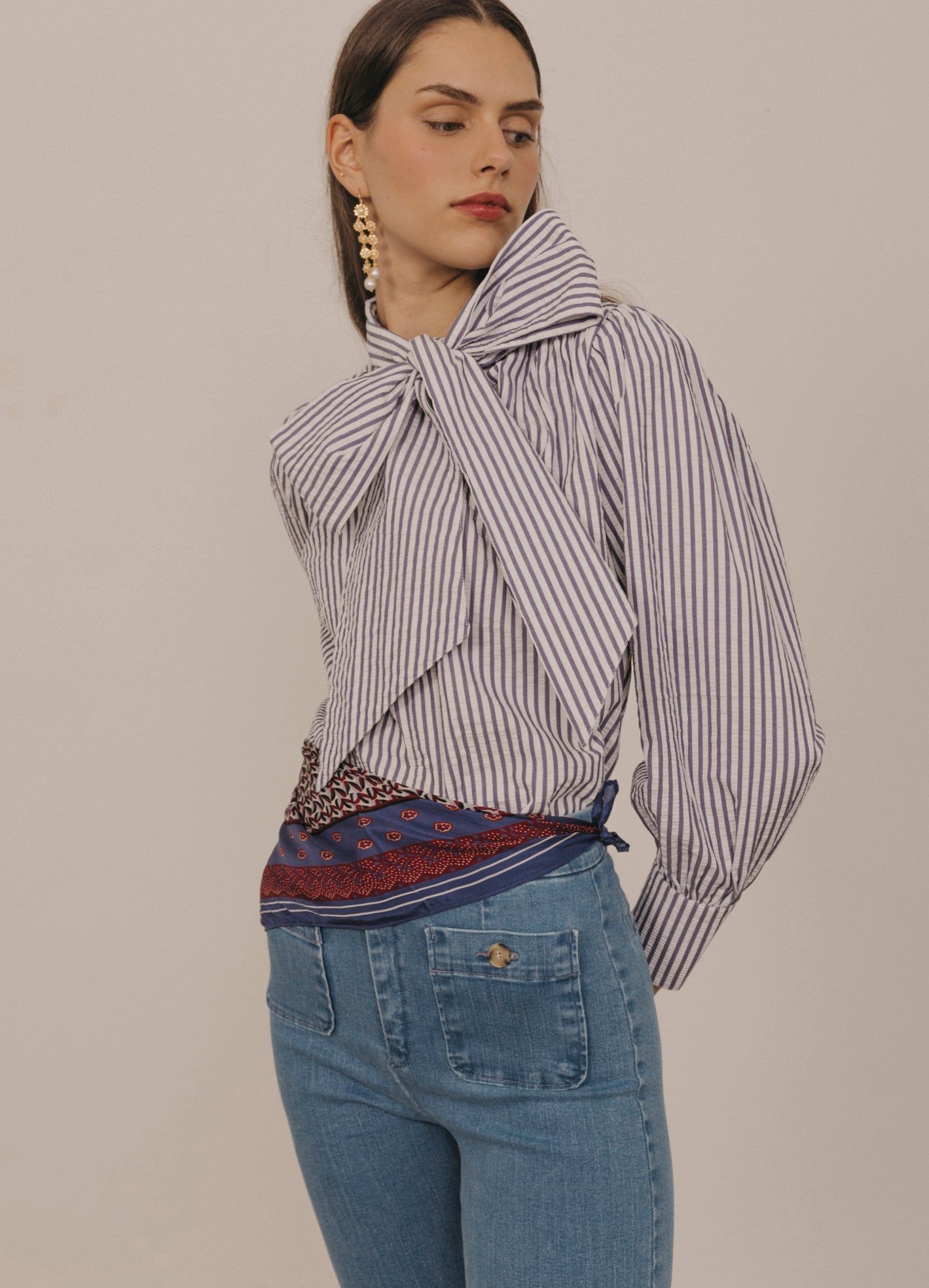 Blouse rayée avec col nœud