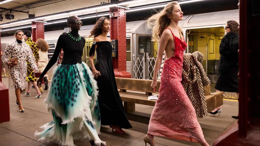 Chanel brise les codes avec un défilé dans le métro new-yorkais pour présenter sa collection Métiers d'Art 2026