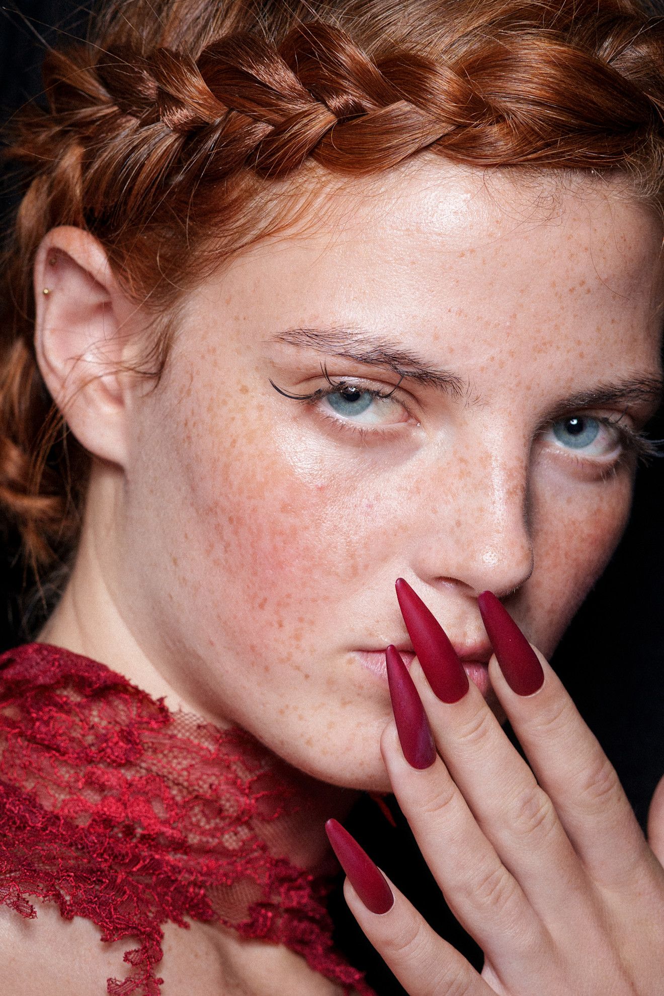 Des rouges foncés sur les ongles, un classique qui ne se dément pas et qui est aussi une tendance ce Noël.