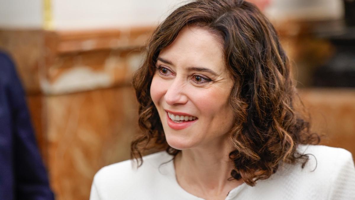 Isabel Díaz Ayuso elige un conjunto monocolor refinado para el Día de la Constitución