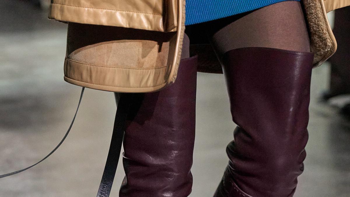 Ni negras ni marrón chocolate, estas botas granates de Stradivarius son la nueva sensación del invierno