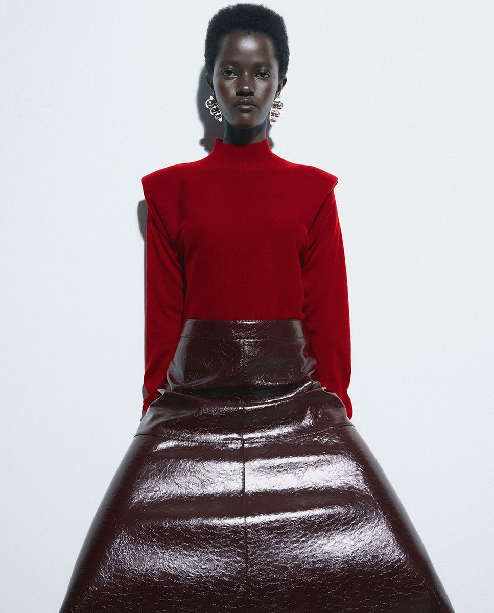 Pull rouge avec épaulettes