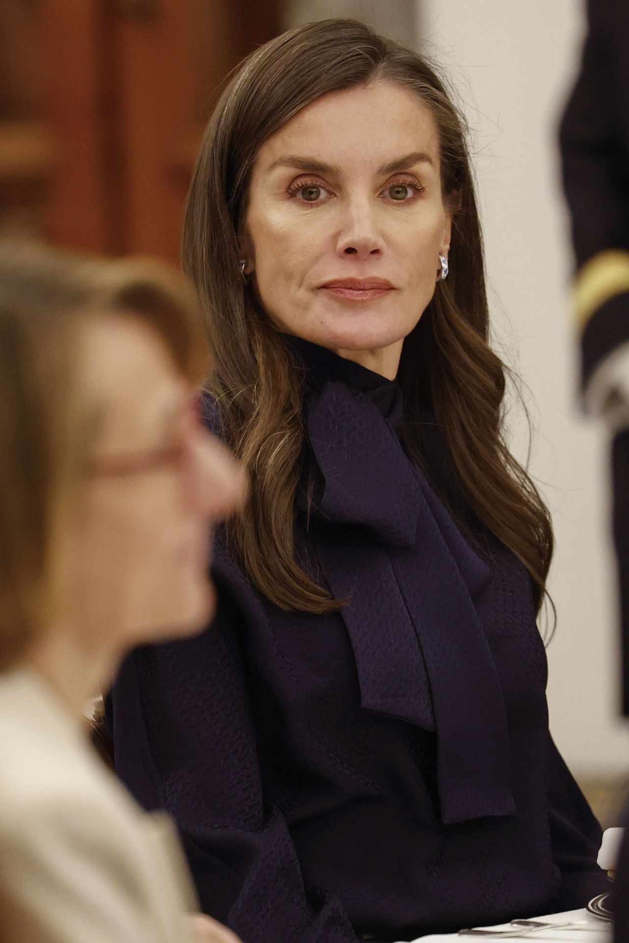Le look de la reine Letizia en détail, avec une blouse Carolina Herrera.