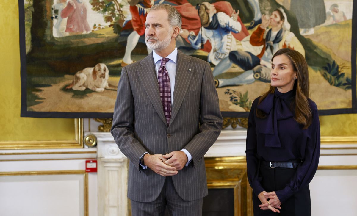 La reina Letizia estrena una camisa con lazada de Carolina Herrera en su primer y único acto oficial de la semana.