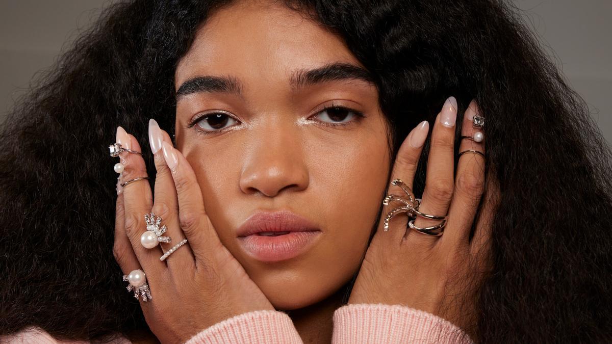 ¿Sin cita en el salón de uñas para Navidad? Aprende a hacer la manicura francesa más festiva en casa