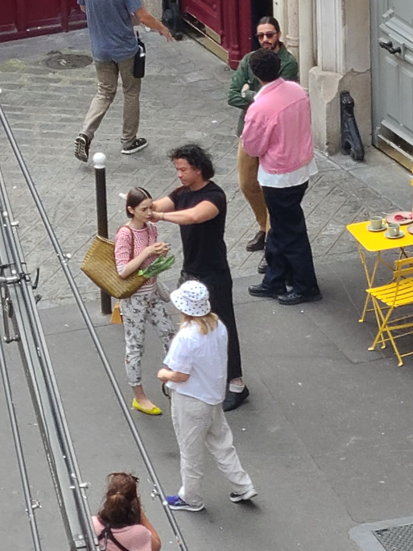 Emily avec des ballerines fluo