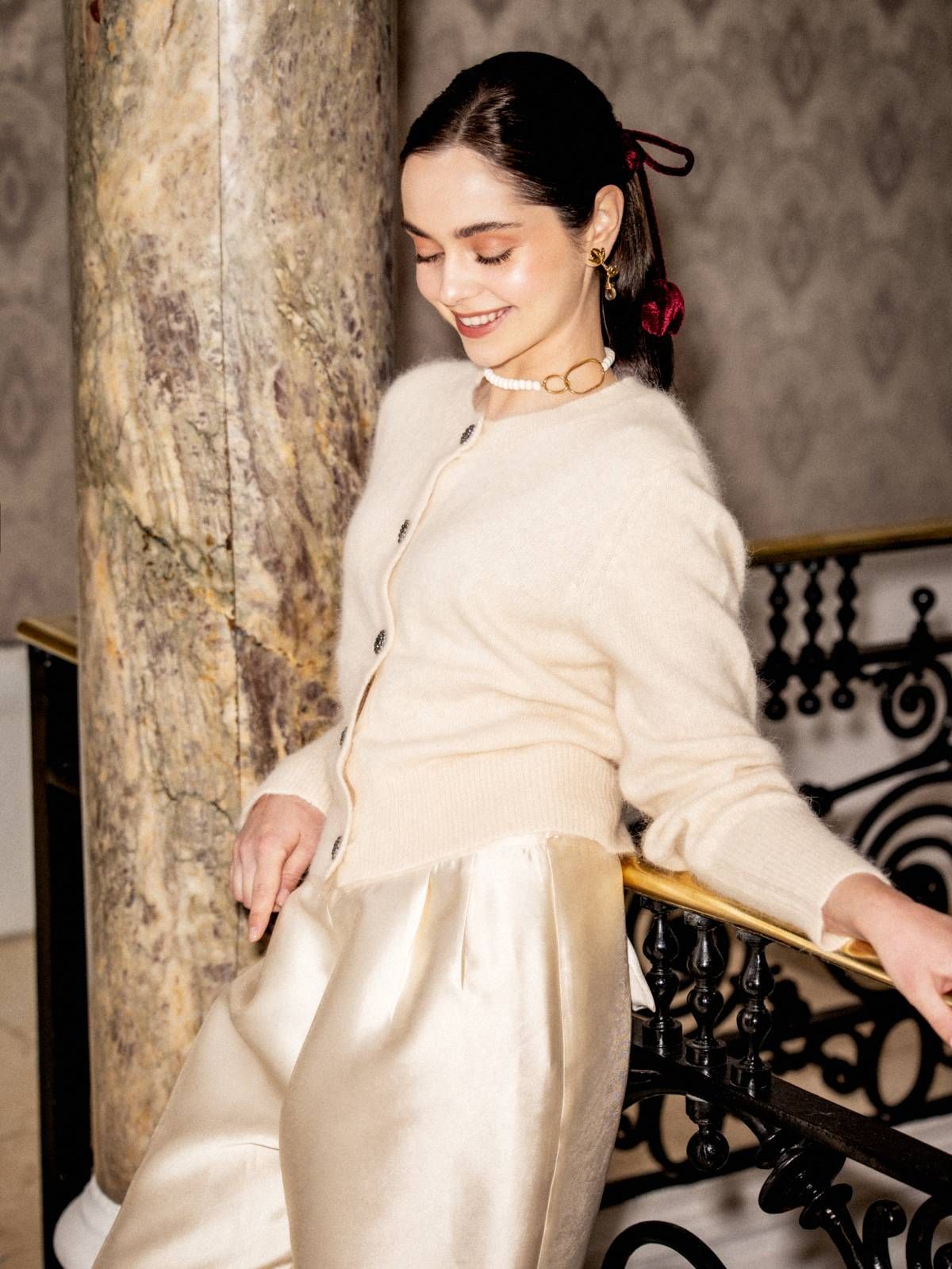 Silvia porte le pull de X, le pantalon de X, les boucles d'oreilles de X et le collier de X