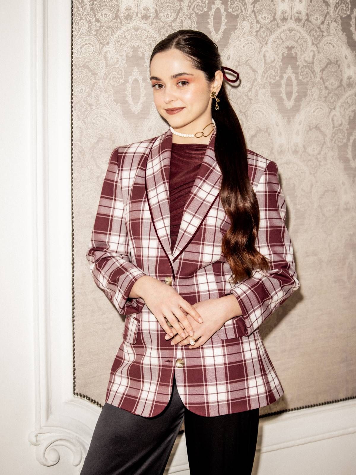 Silvia porte la veste de X, le pantalon de X, le haut de X et les bijoux de X