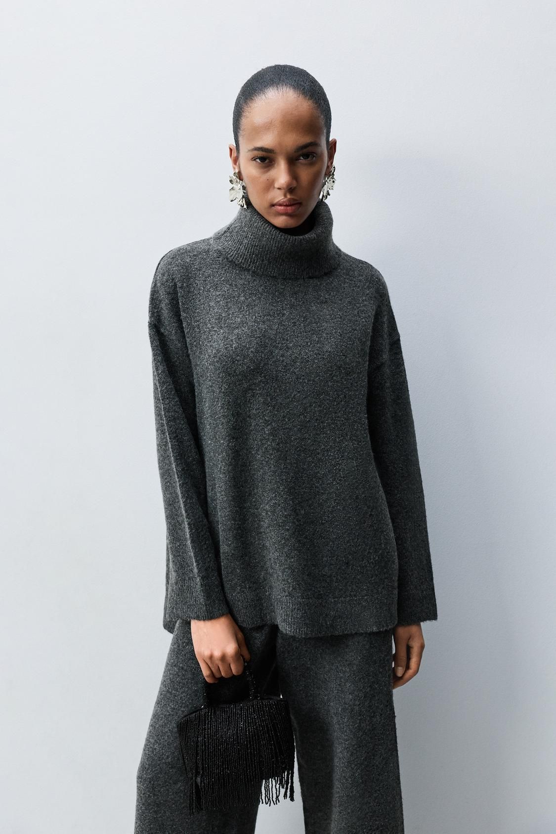 Pull col roulé en fil métallisé