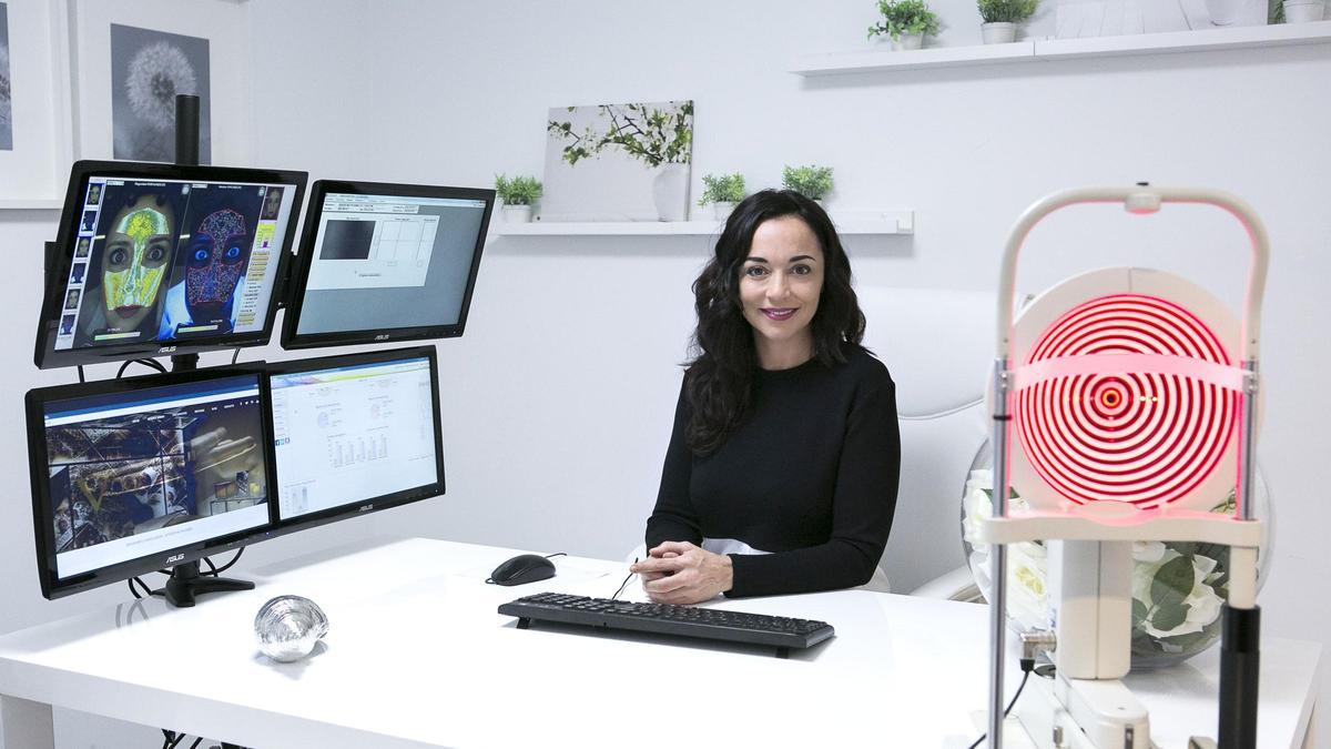 Marta García (53 años), esteticista: "Me gusta usar la crema Nivea del bote azul como bálsamo para fijar el perfume. Sorprende como aplicando un poquito en las muñecas y perfumando encima, la fragancia dura más"