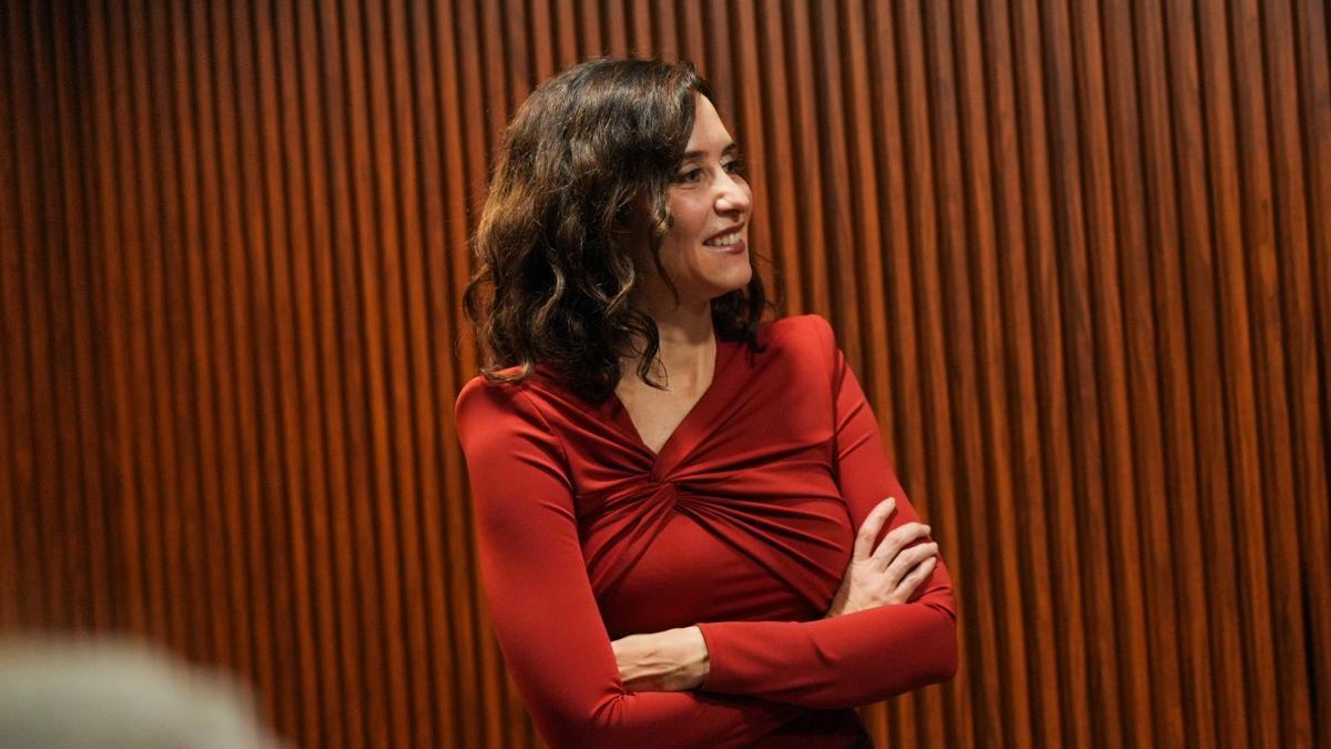 Isabel Díaz Ayuso estrena el body rojo drapeado más navideño de la temporada