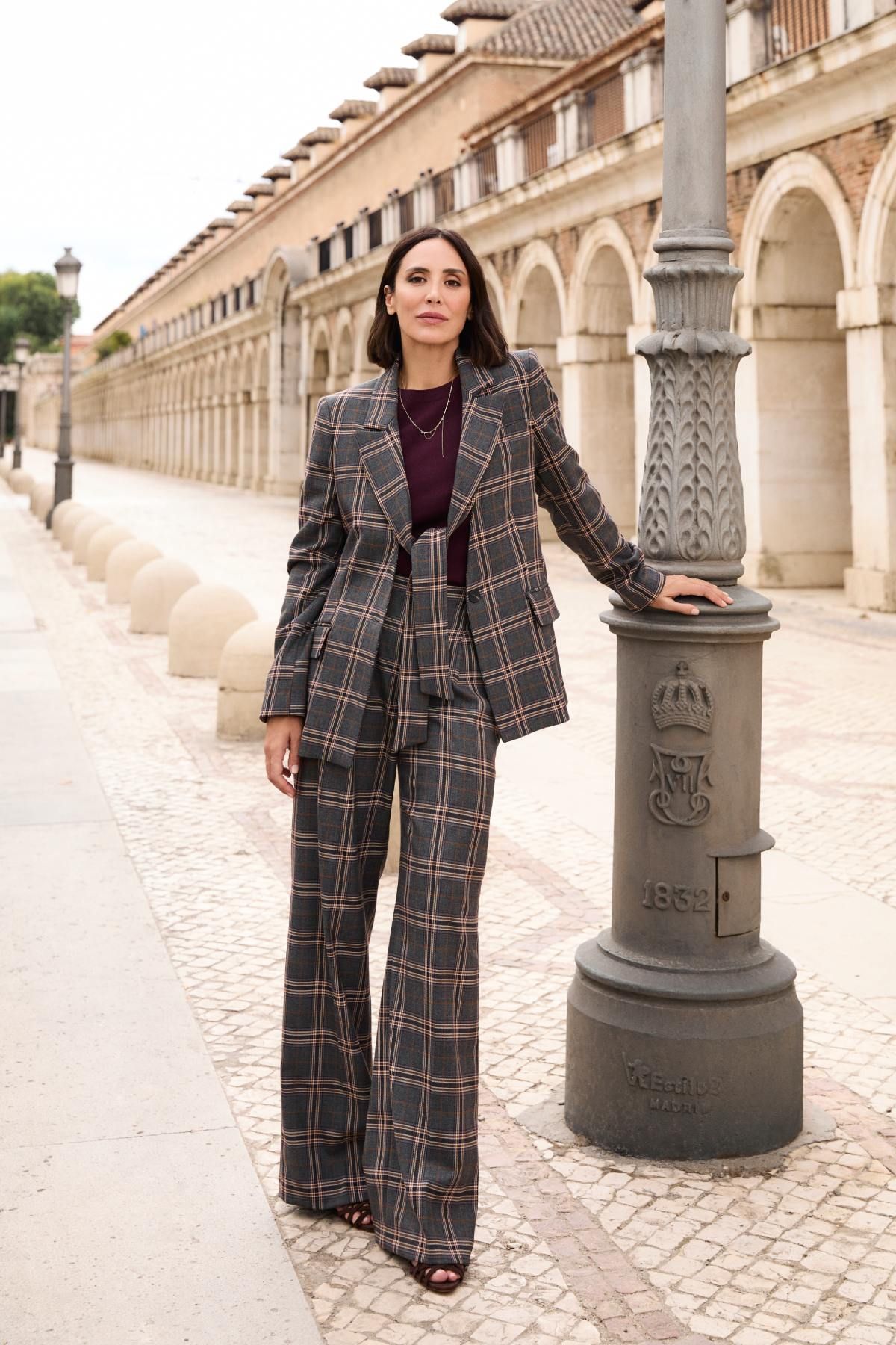 Costume à carreaux avec nœud de la collection Salesas