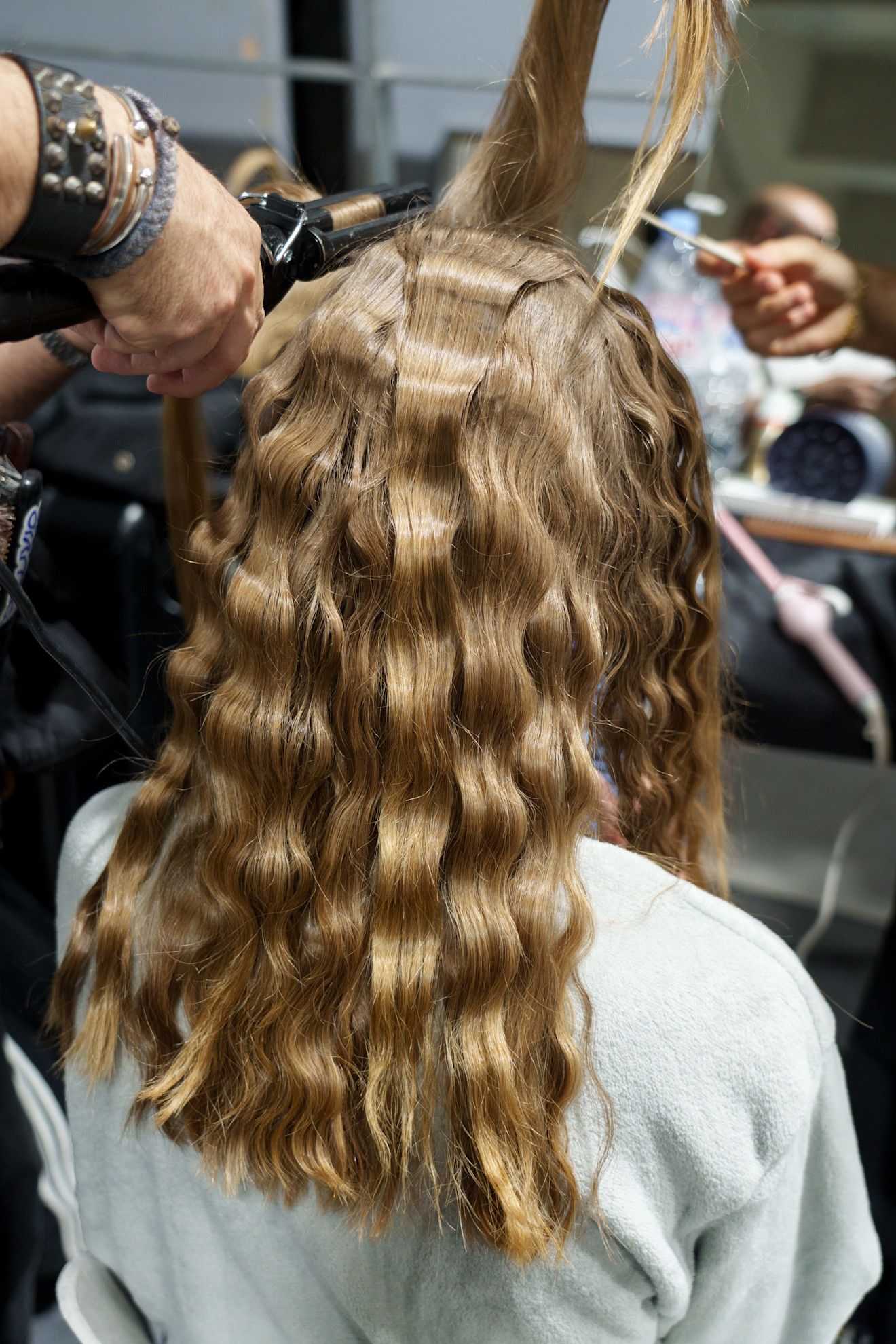 L’hydratation des cheveux est essentielle pour les protéger lors de l’utilisation fréquente de lisseurs et de fers à friser.