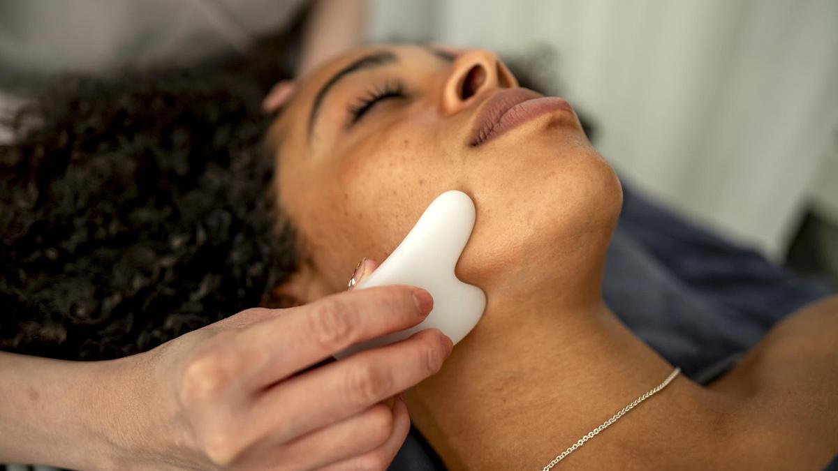 Leticia Jiménez, experta en cuidado facial, nos explica cómo hacer masaje Gua Sha con crema Nivea del bote azul: "mantiene la piel confortable, evitando que las líneas de expresión se marquen por deshidratación"