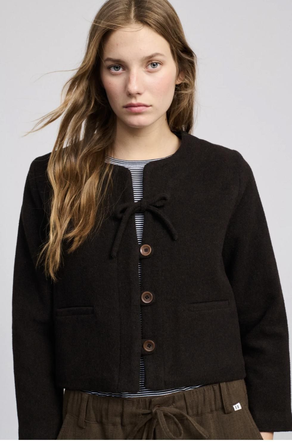 Veste en laine marron avec noeud