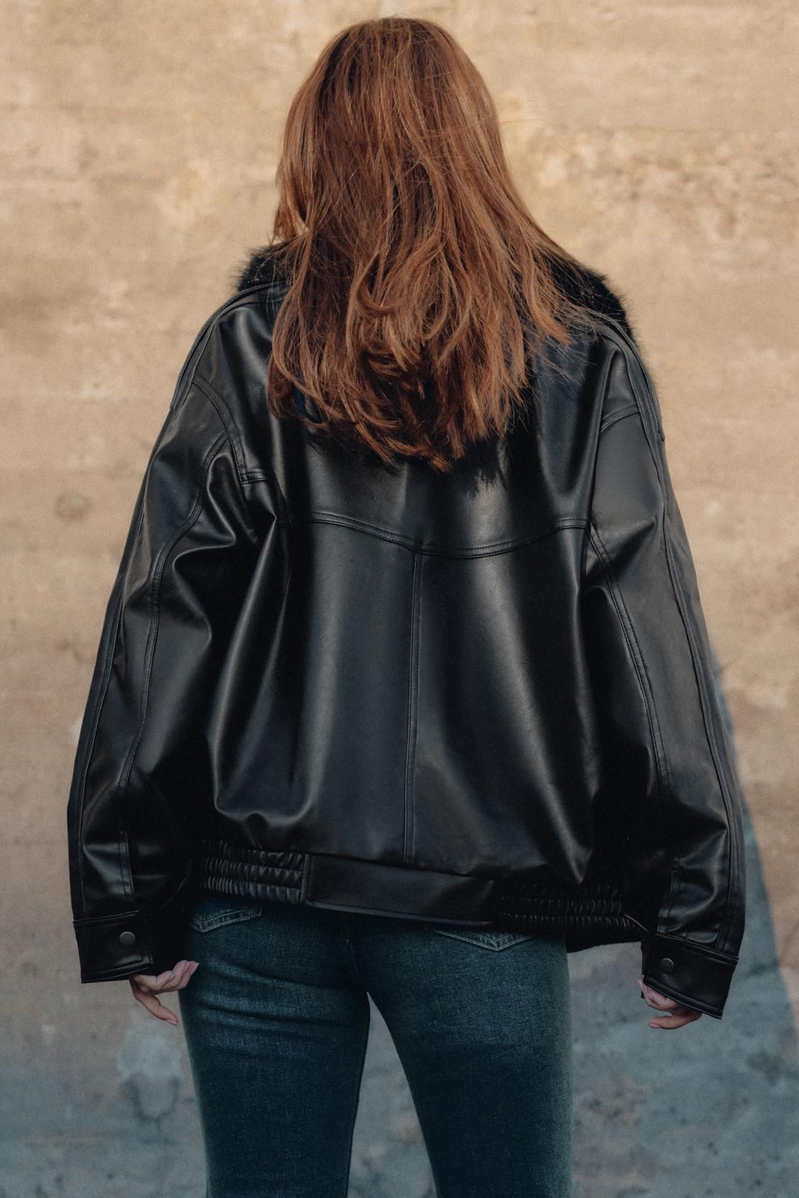 Blouson en cuir noir avec col fourrure