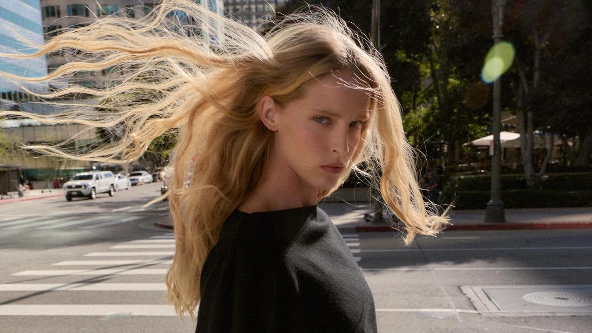 El vestido más bonito de Zara está en la calle Serrano: negro, de manga larga y escote de barco