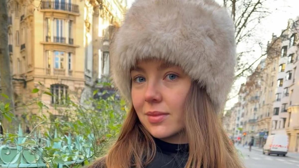 La ushanka y un abrigo de lujo silencioso: el estilismo de Alejandra de Hannover para combatir las bajas temperaturas de invierno