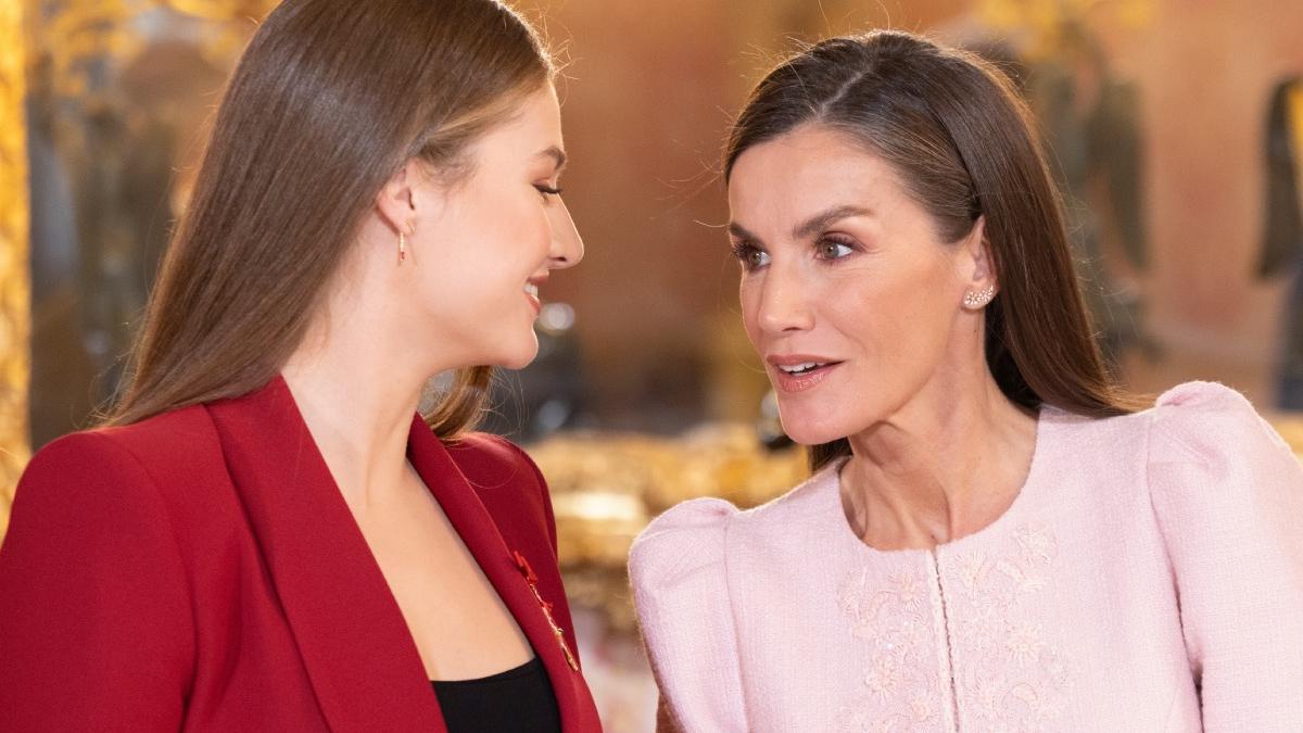 La reina Letizia, Leonor y Sofía se hacen con los jeans más cómodos para un plan cultural en Madrid