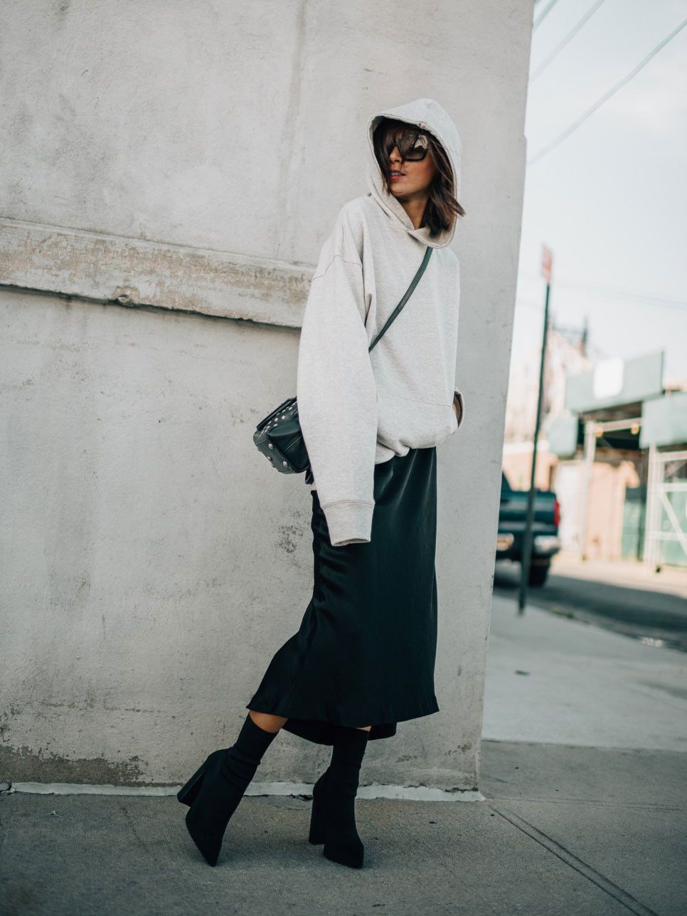 Look sweat et jupe en satin