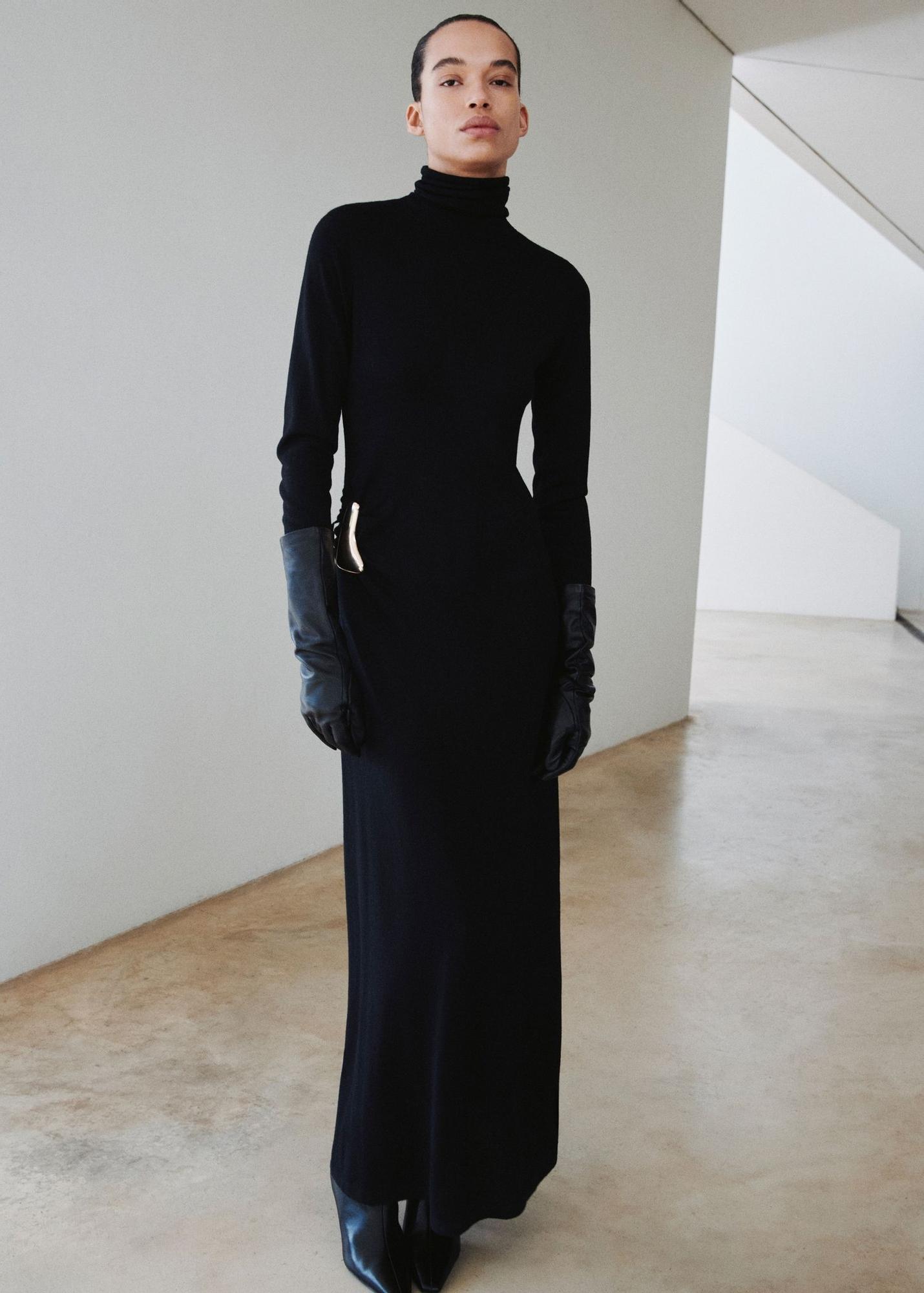 Robe tricotée noire à col montant