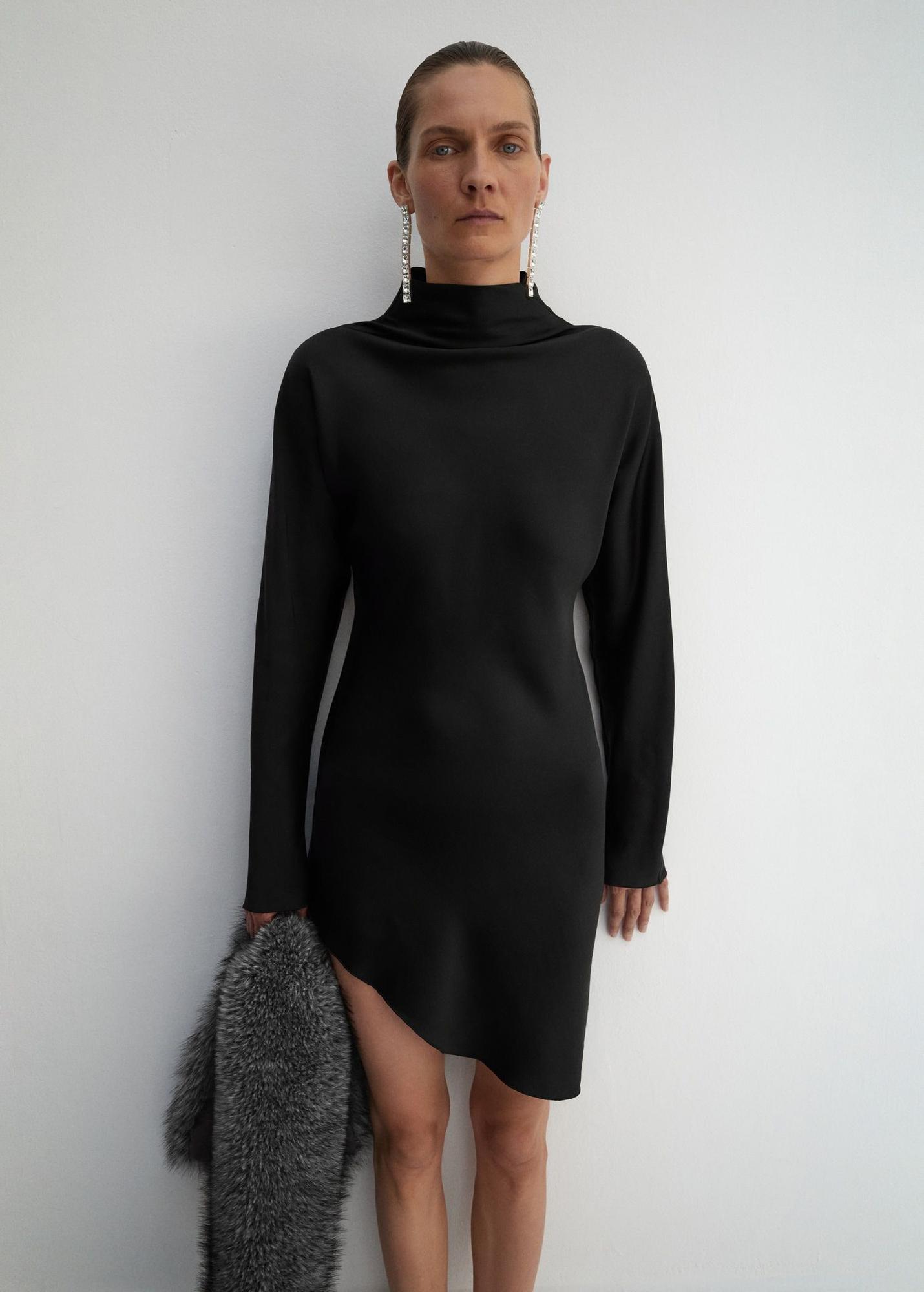 Robe en satin noir ourlet asymétrique