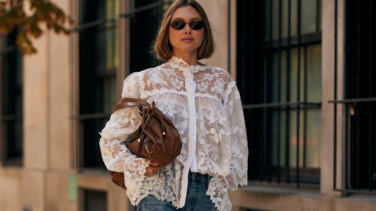 Las blusas blancas románticas de Cortefiel