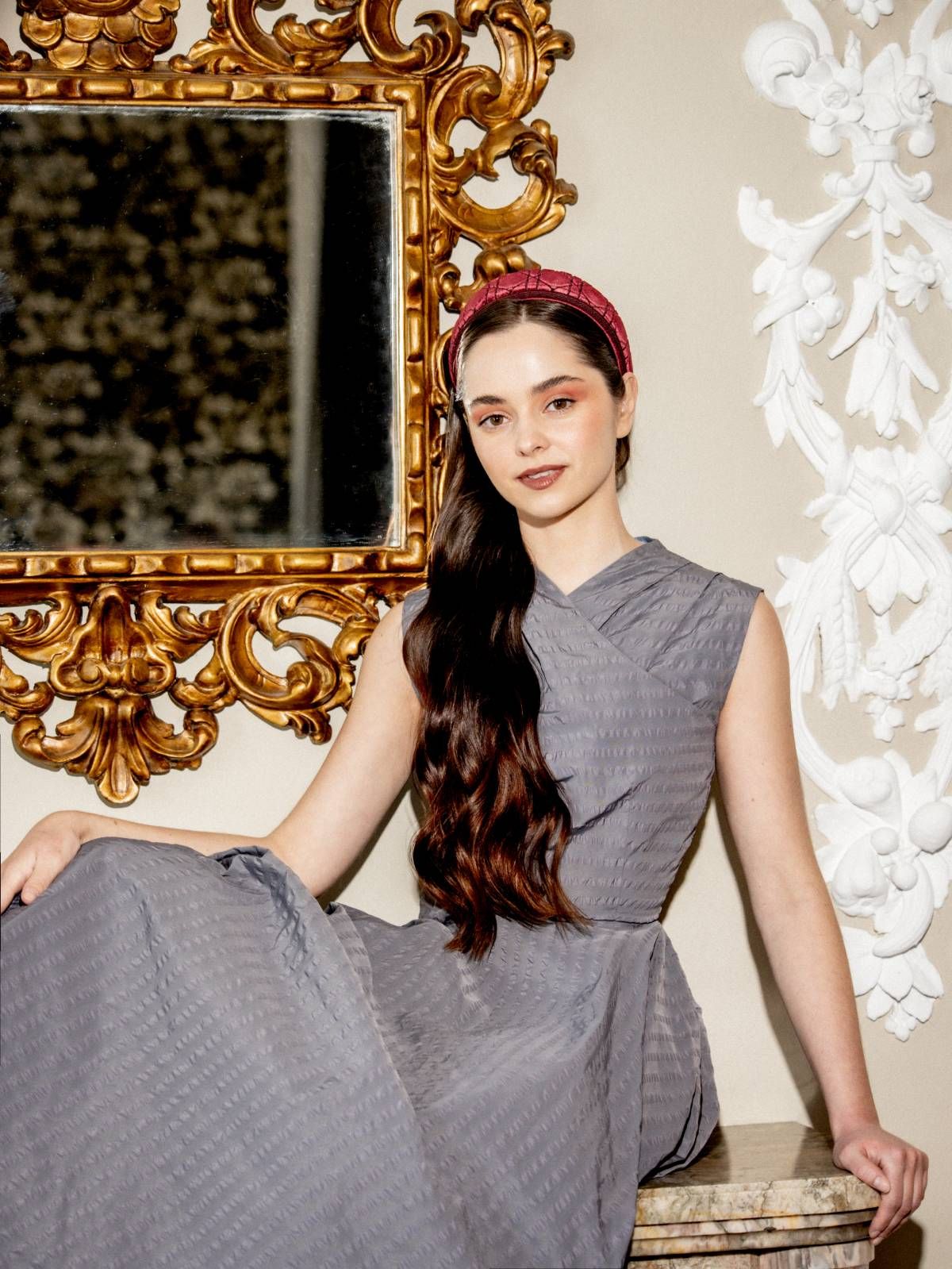 Silvia porte une robe X et un bandeau Dior