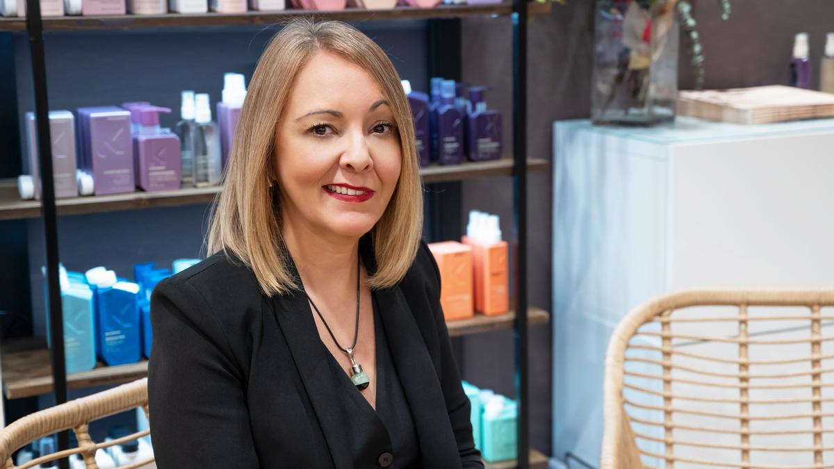 Sonia Hita, peluquera: "Lo mejor no es tapar las canas sino integrarlas. Los cortes o peinados con volumen aportan textura y ayudan a que pasen desapercibidas"