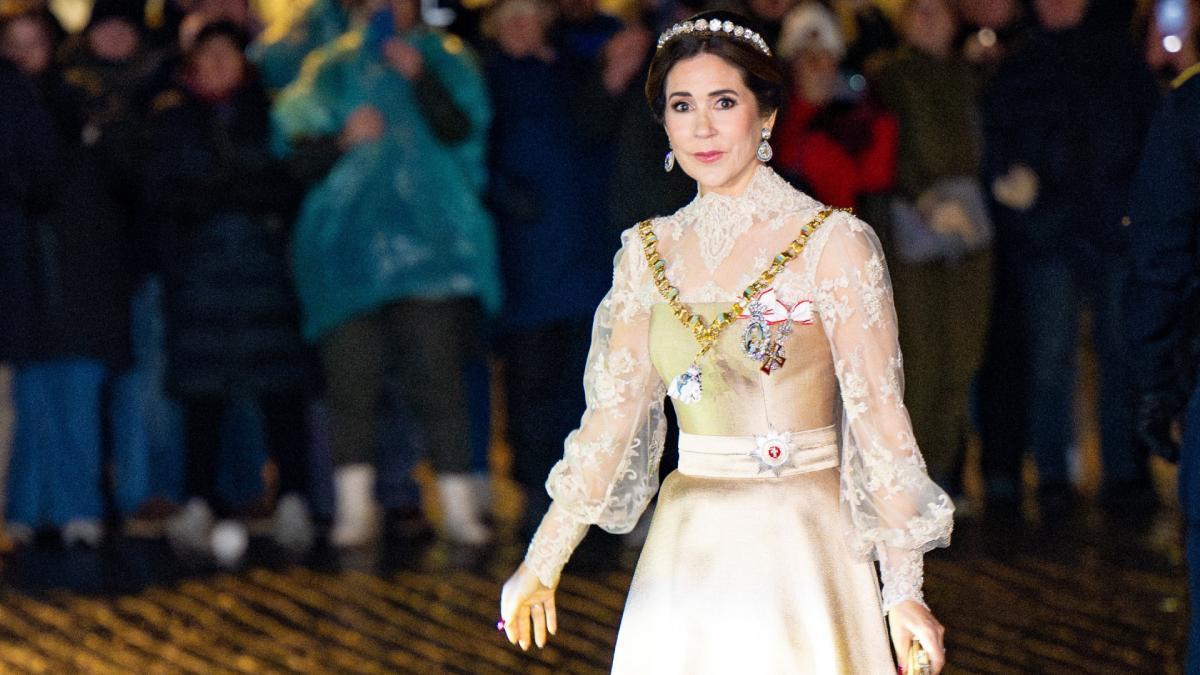 La reina Mary de Dinamarca deslumbra en la cena de gala de Año Nuevo