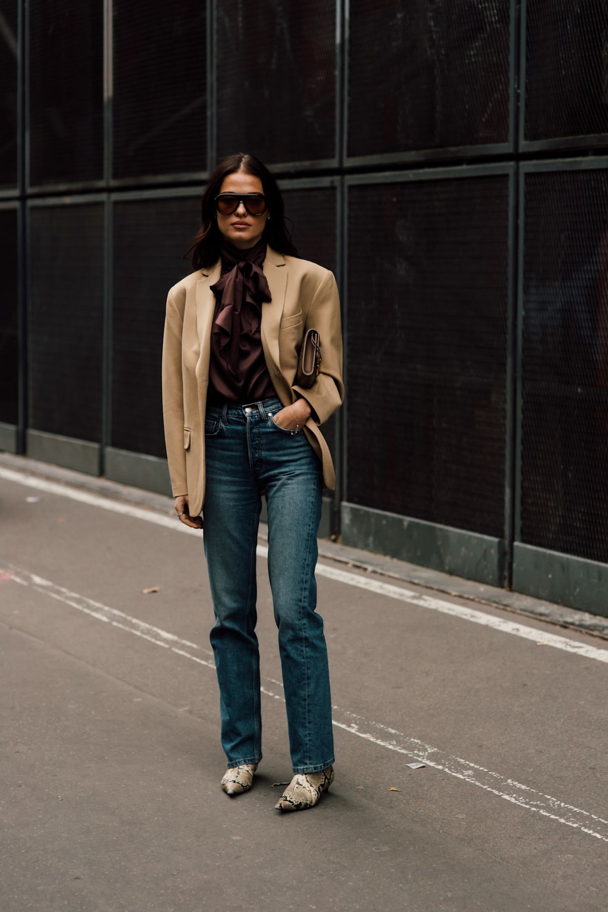 Ni « baggy » ni « jambe large », le pantalon tendance en 2026 sera la « cigarette ».