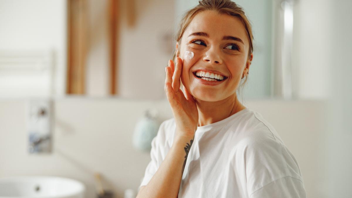 Los 3 ingredientes que transforman tu crema en una barrera contra el frío (explicados por una doctora)