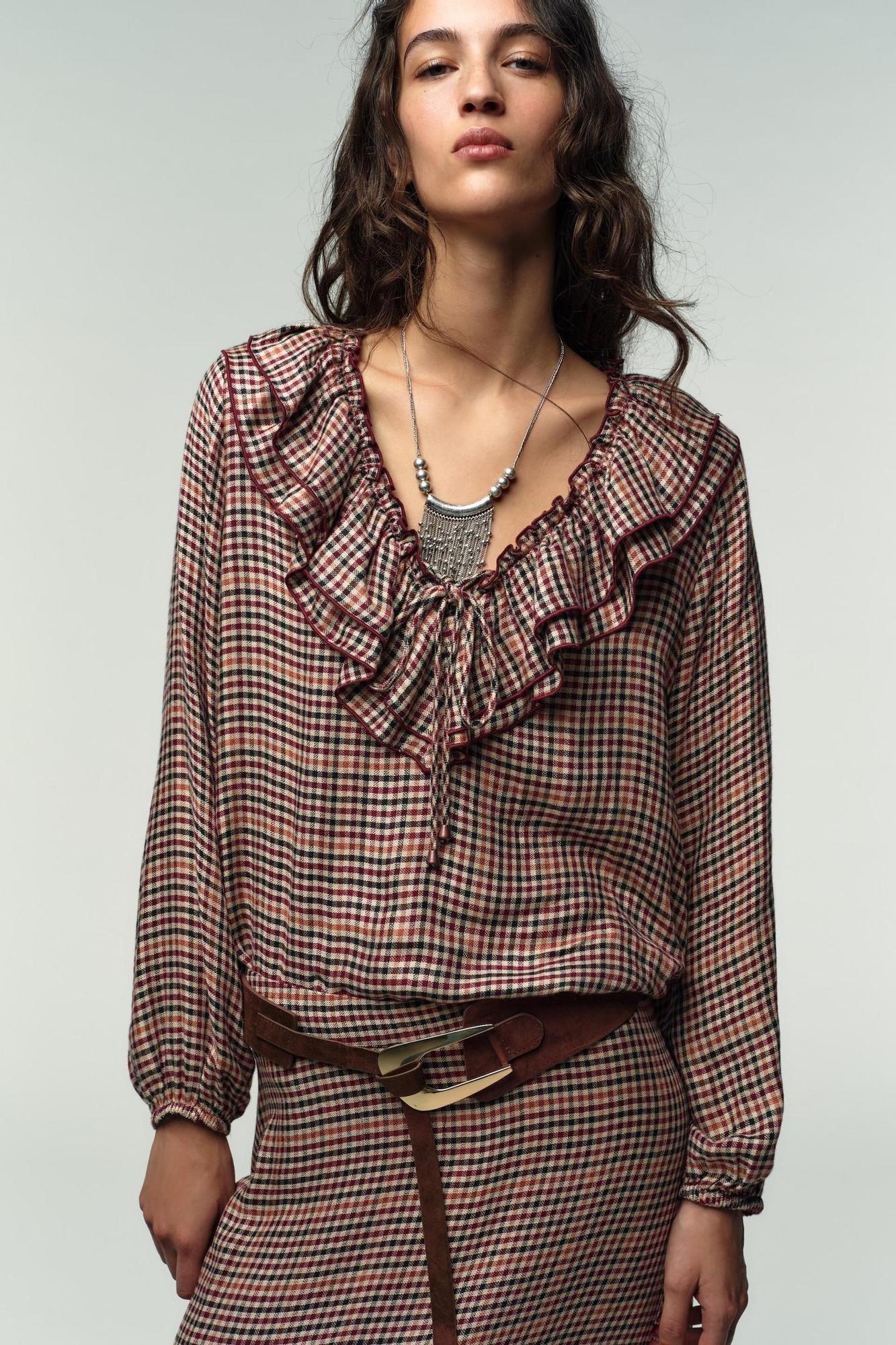 Blouse imprimée à carreaux et volants