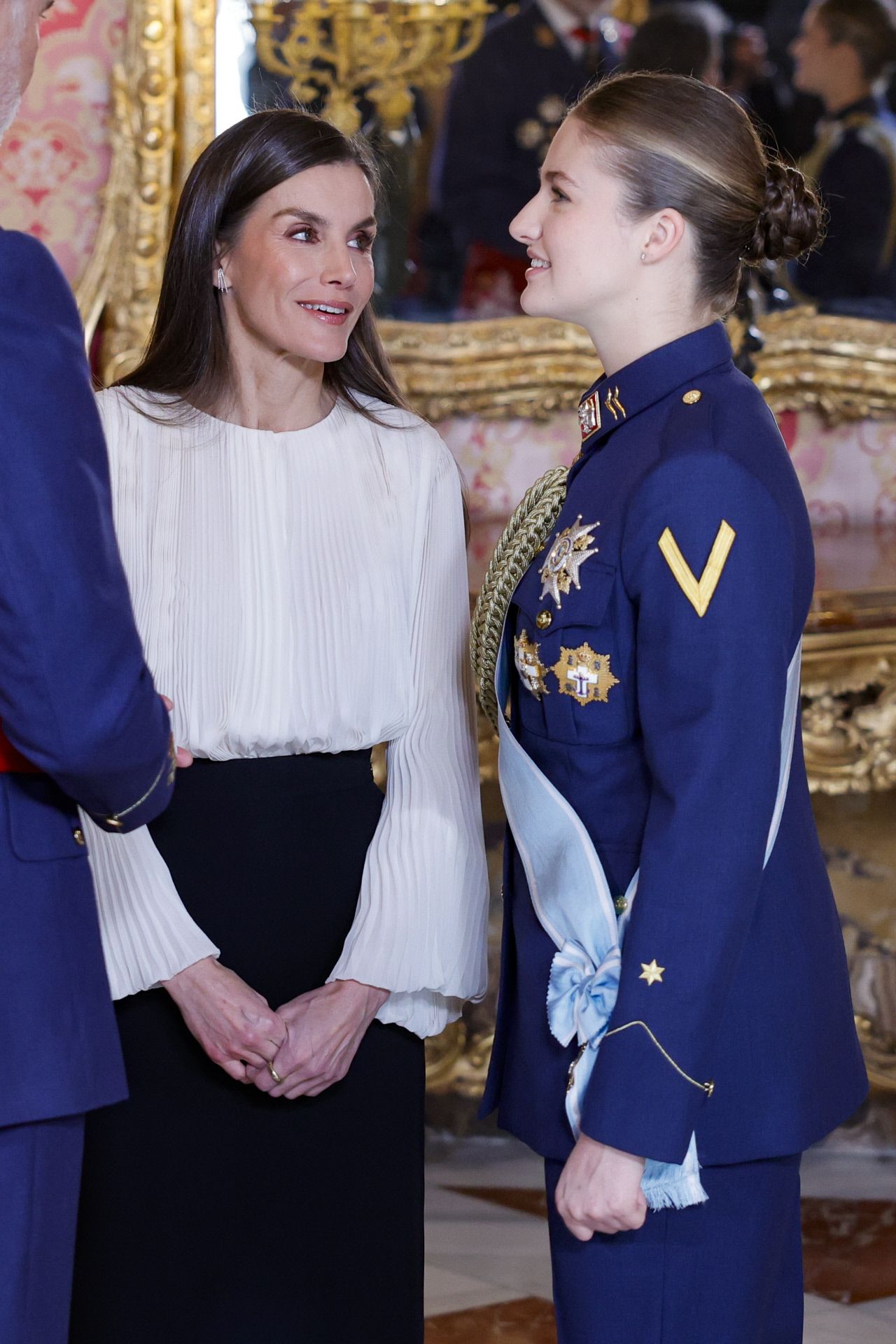 Les looks de la reine Letizia et de la princesse Leonor pour les Pâques militaires 2026, en détail.