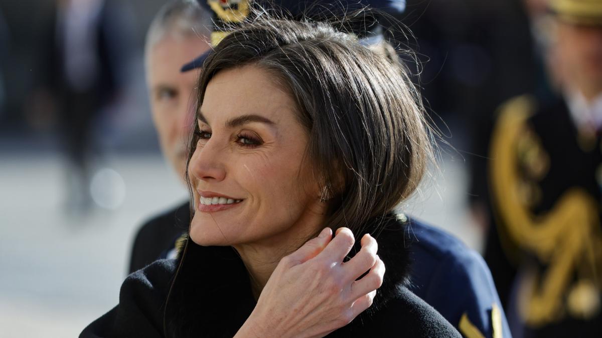 La reina Letizia conquista con su look en la Pascua Militar 2026.