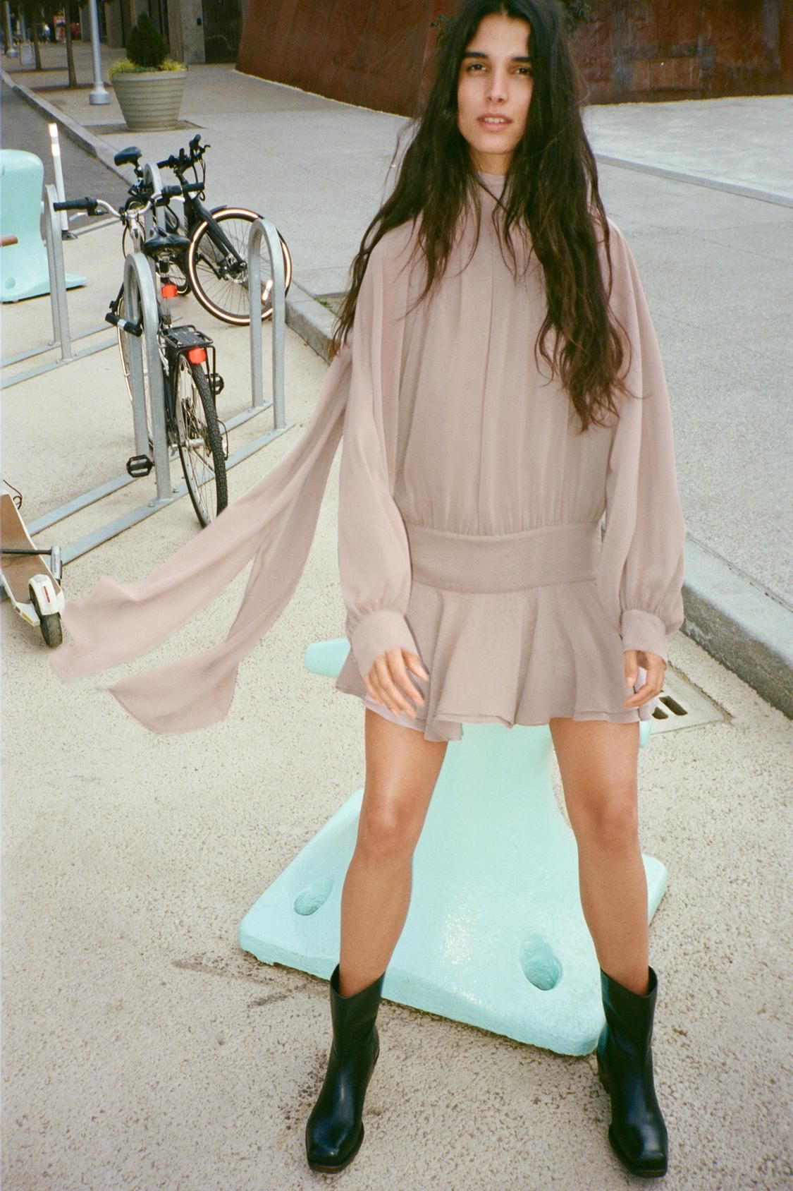 Robe courte avec col nœud