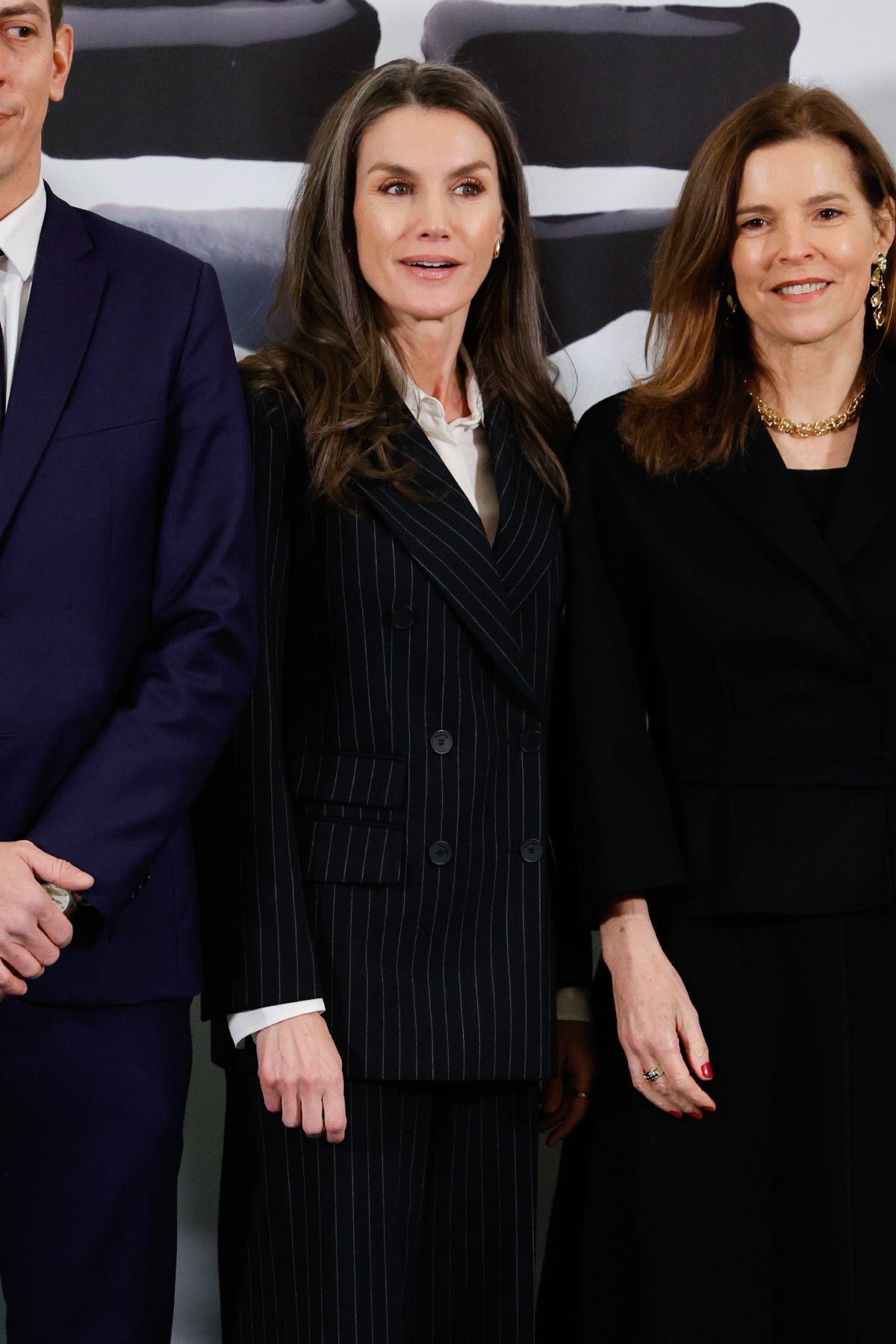 La reine Letizia sauve son costume à fines rayures des mains de Sandro.