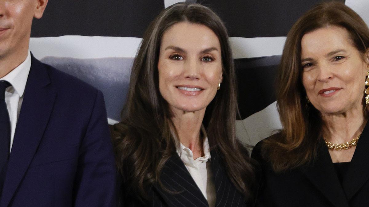 La reina Letizia apuesta por el traje de dos piezas para su primer acto en solitario de 2026.