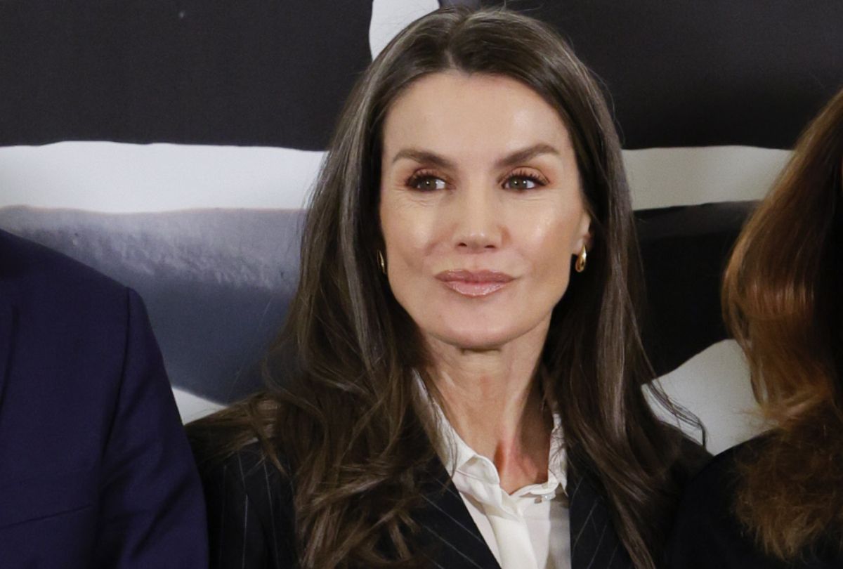 La reine Letizia opte pour le costume deux pièces pour son premier acte solo de 2026.