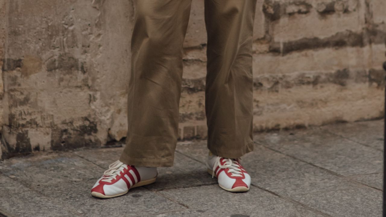 La marca de zapatillas española que llevan las chicas de Alicante