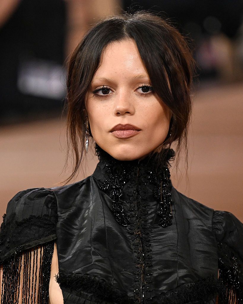 Jenna Ortega avec un look gothique aux Golden Globes 2026