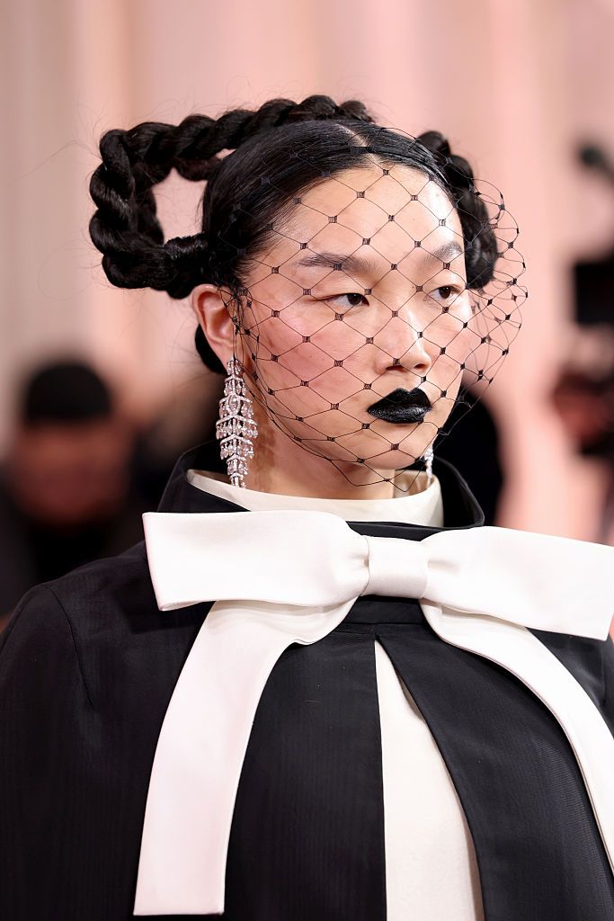 Audrey Nuna aux lèvres noires aux Golden Globes 2026